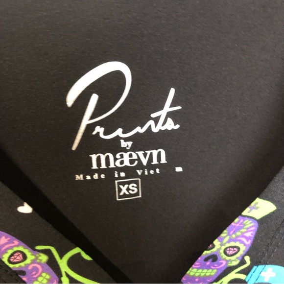 NWT Prints by Maevn Sugar Skull Print short sleeve v neck scrub top Size XS - Picture 6 of 7